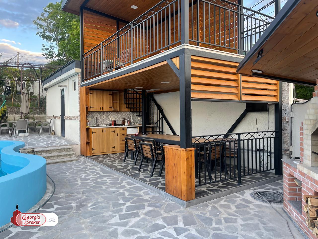 ქირავდება ახალი გარემონტებული 10 ოთახიანი სახლი საგურამოში